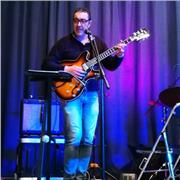 Professeur de guitare , ukulélé basses ,chant et Percussions